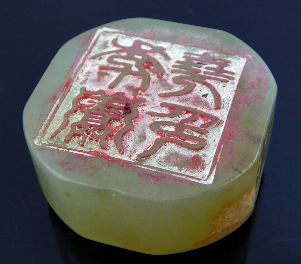Oriental octagonal green jade seal, dragon carving to top 5.2cm w - Bild 3 aus 3