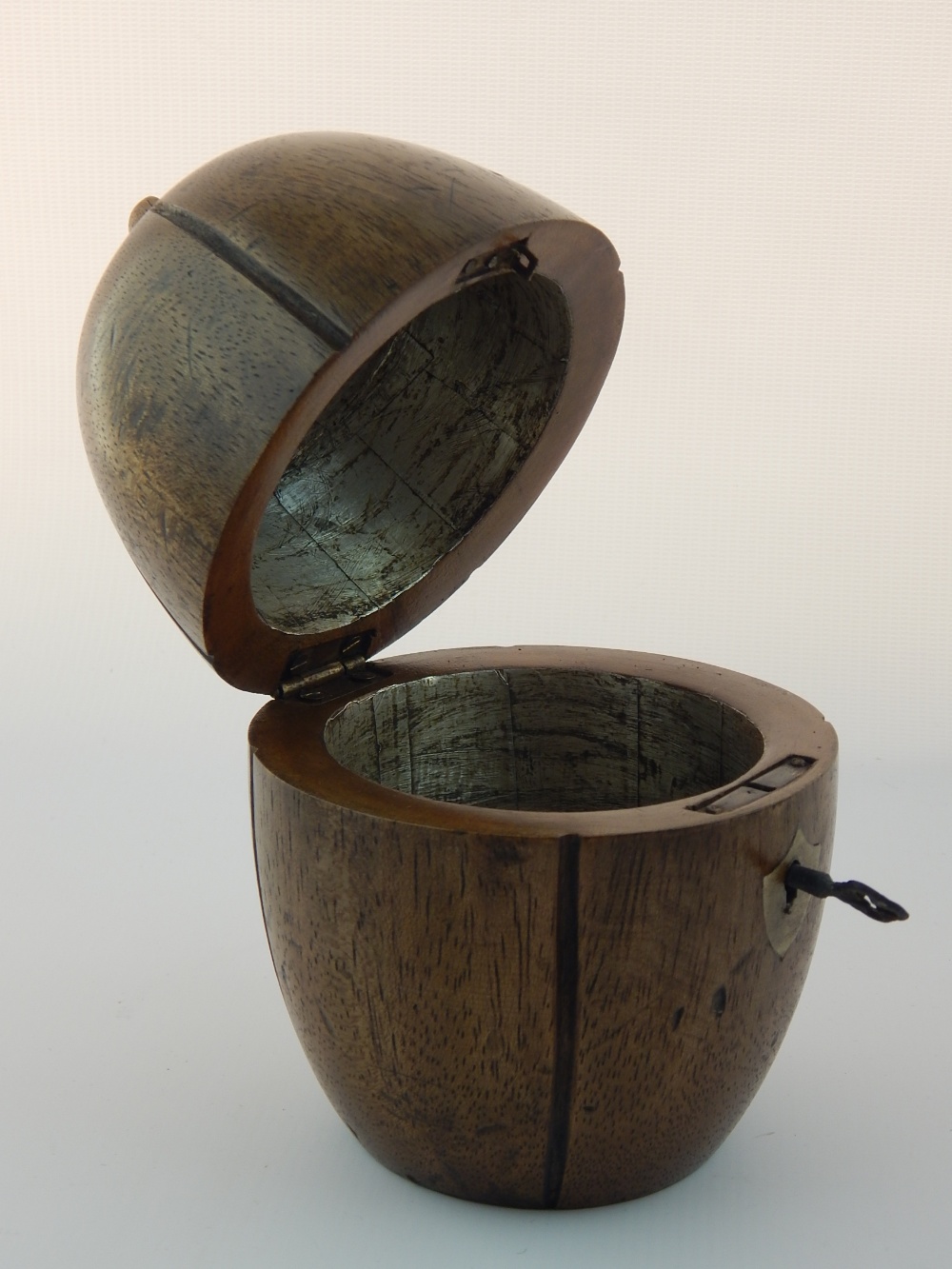 Hardwood tea caddy modelled in the form of a canteloupe, 16cm h. - Bild 2 aus 2