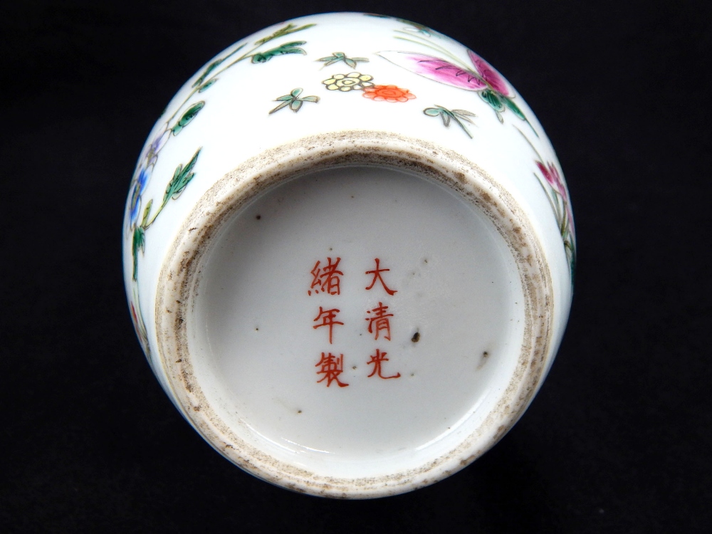 Chinese double vase, butterfly and floral enamel decoration, ribbon to neck, six ink character marks - Bild 3 aus 3