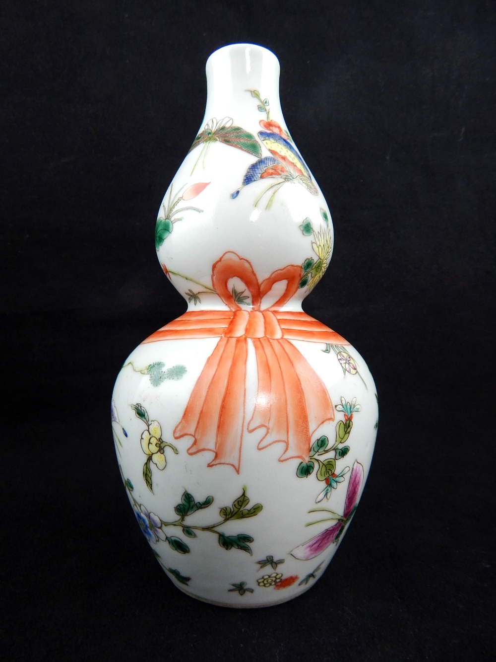 Chinese double vase, butterfly and floral enamel decoration, ribbon to neck, six ink character marks - Bild 2 aus 3