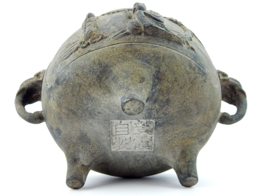 Chinese bronze elephant head handles, Buddha & follower to one side, lotus flowers to reverse, stamp - Bild 3 aus 3