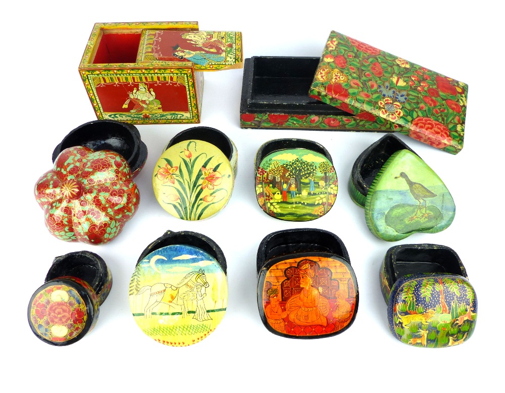 Collection of fifteen Russian, Indian and Eastern papier mache boxes and carved wood souvenir - Bild 2 aus 4