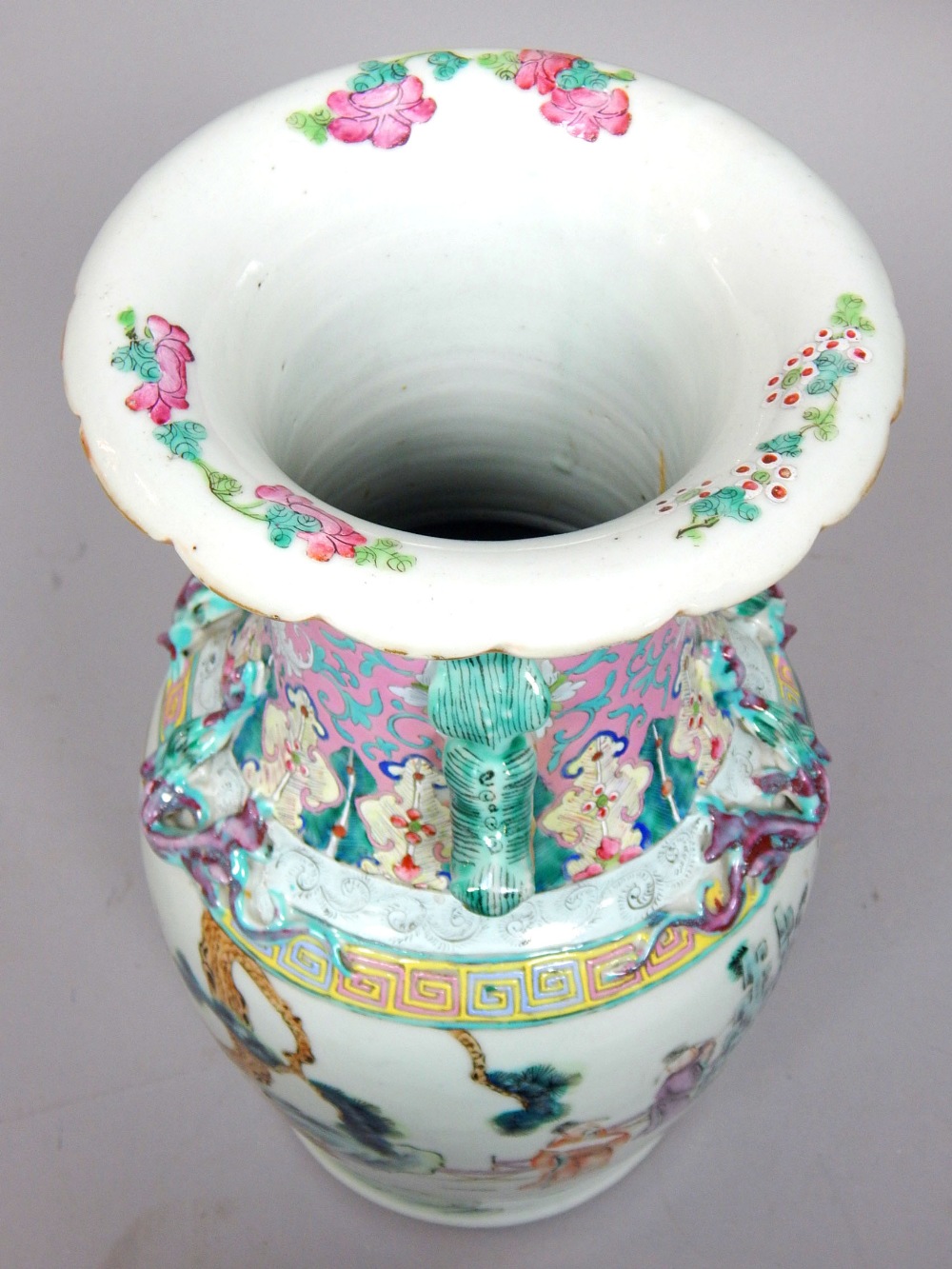 Late 19th / early 20th century Chinese porcelain vase, famille verte, decorated with a continuous - Bild 5 aus 5