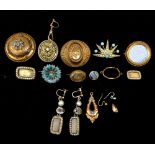 Target brooches, pearl decorated mourning brooches and earrings, turquoise brooches, etc. (12)