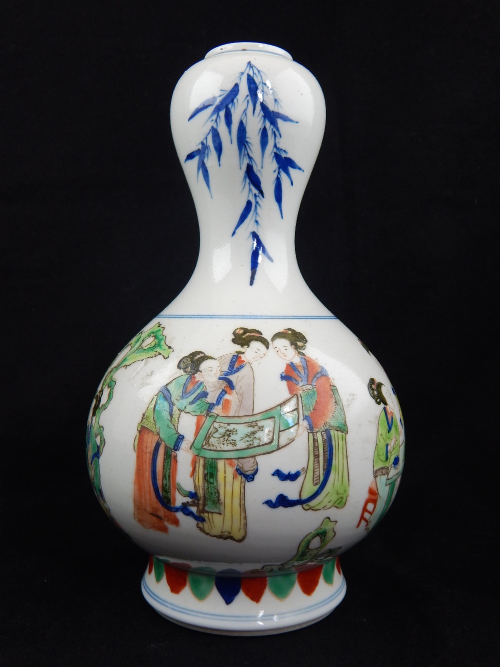 Chinese famille verte tulip vase, decorated with a continuous scene of oriental merchants, - Image 3 of 5