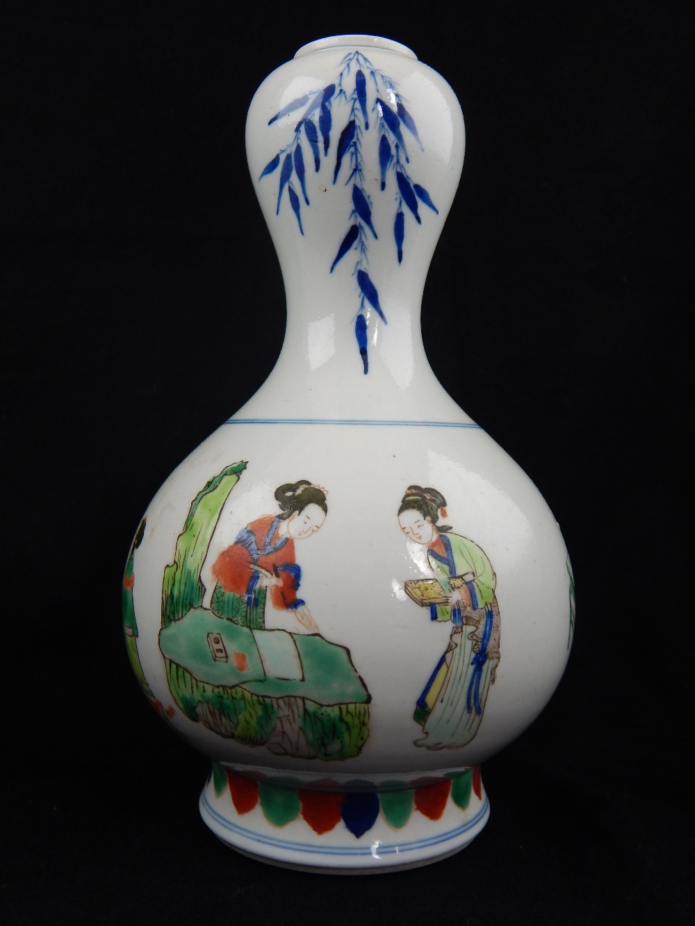 Chinese famille verte tulip vase, decorated with a continuous scene of oriental merchants,