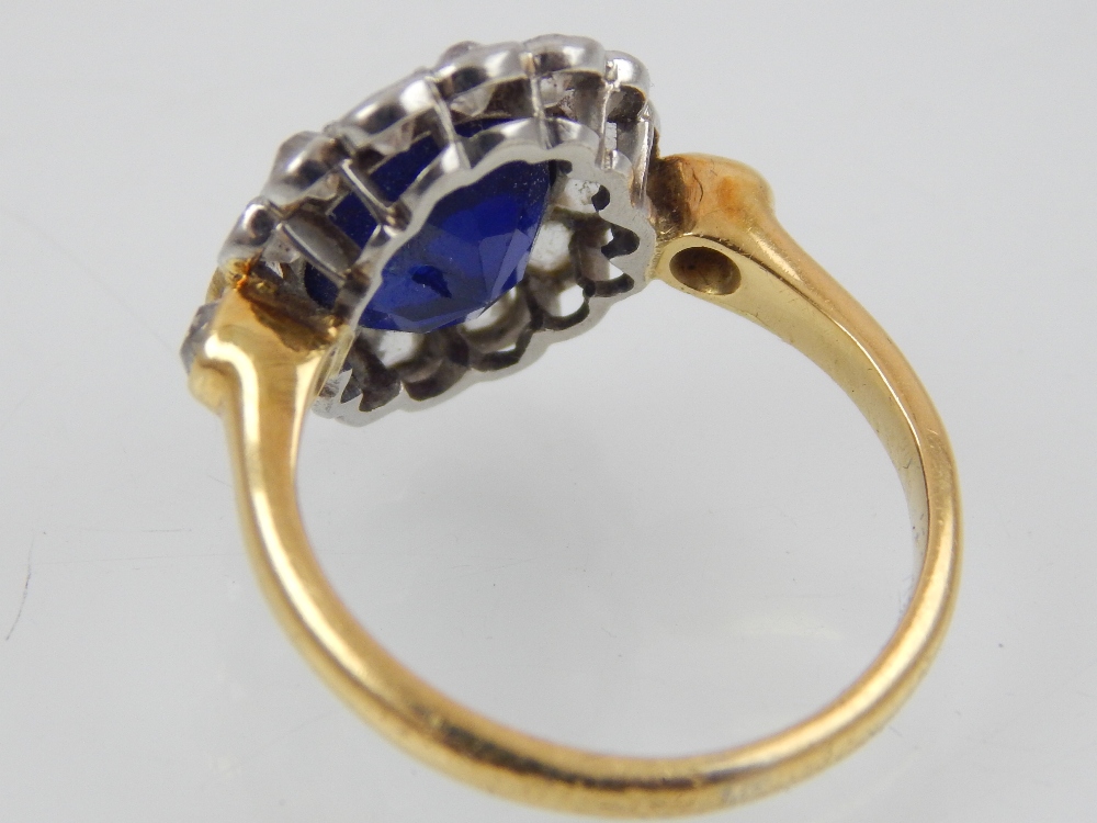 Sapphire dress ring, the central stone within a band of diamonds with diamond set shoulders, - Bild 2 aus 2