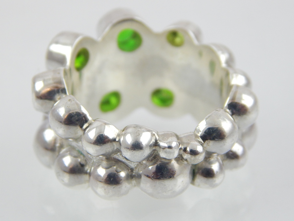 Contemporary silver and diopside ring set with seven collet stones - Image 2 of 2