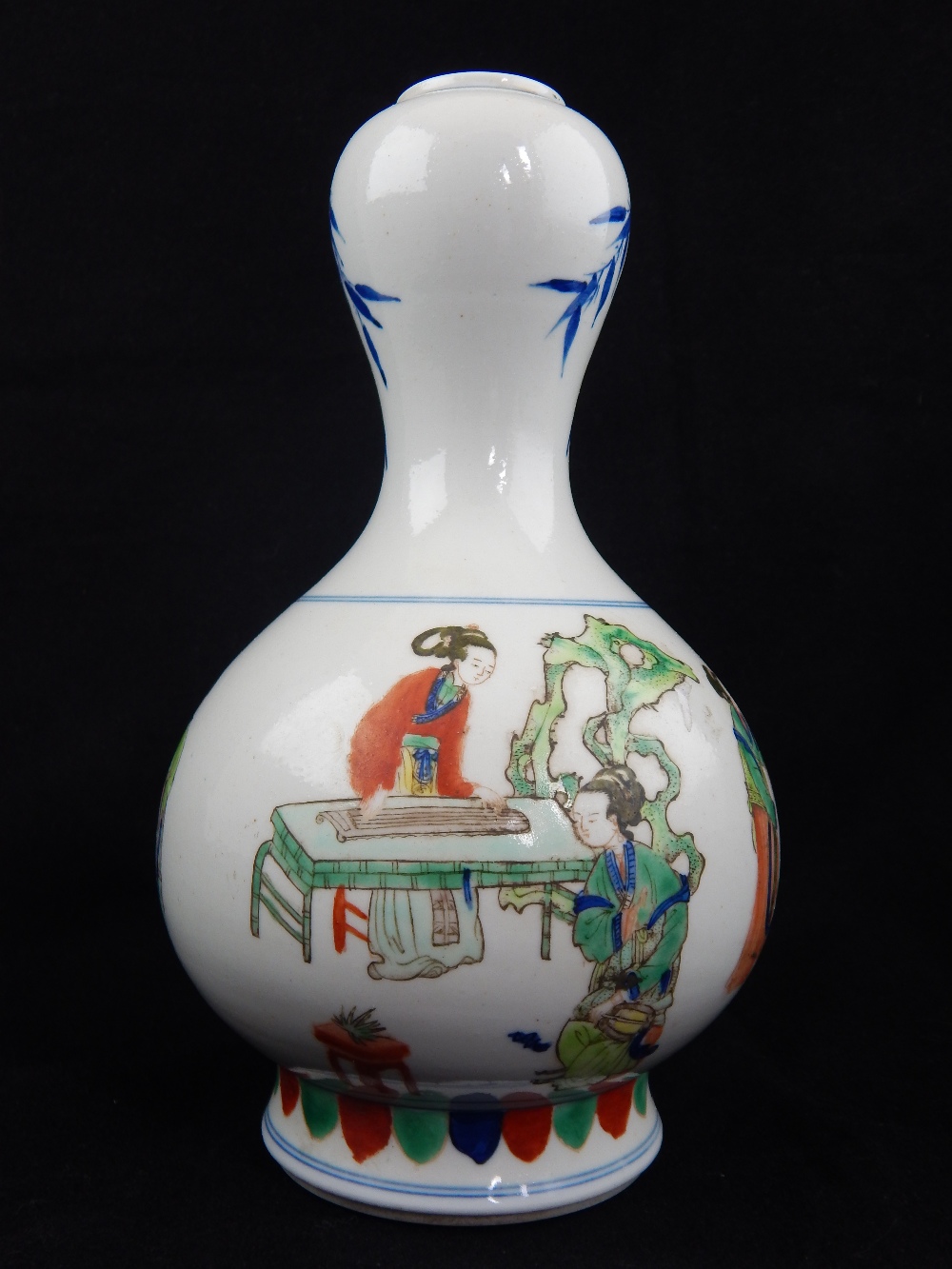 Chinese famille verte tulip vase, decorated with a continuous scene of oriental merchants, - Image 4 of 5