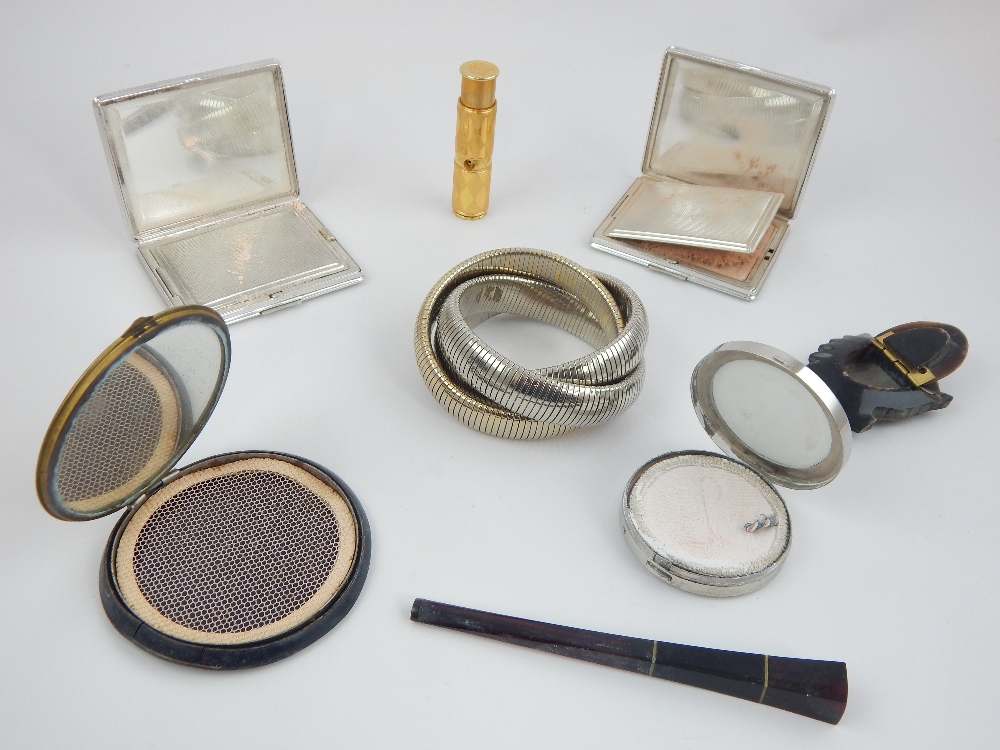 Collection of compacts, lipstick holder, cigarette holder and expanding bangle bracelet. - Bild 2 aus 2