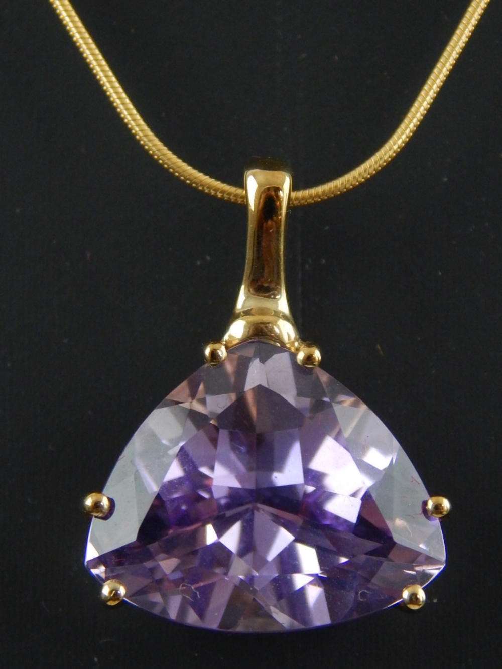 9ct yellow gold trapeze cut amethyst pendant on 9ct fine link chain.