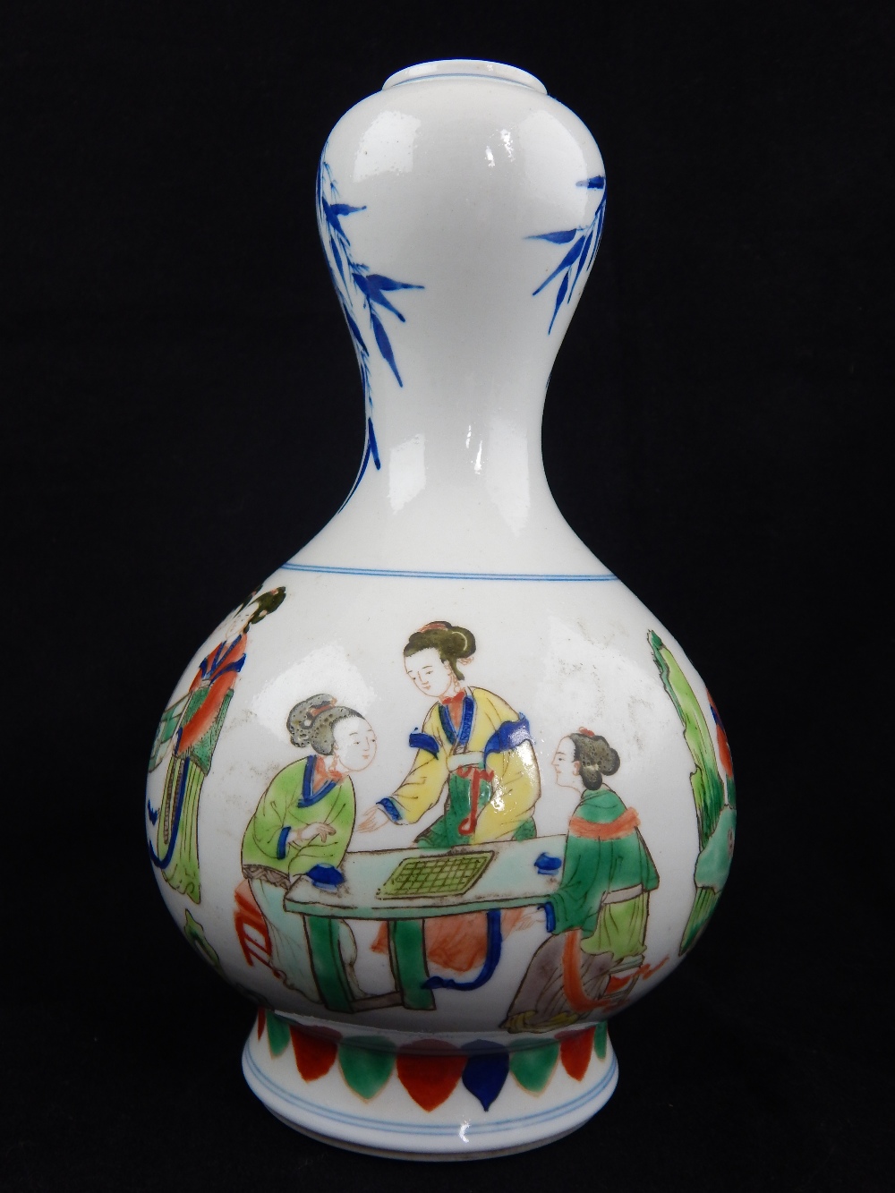 Chinese famille verte tulip vase, decorated with a continuous scene of oriental merchants, - Image 2 of 5