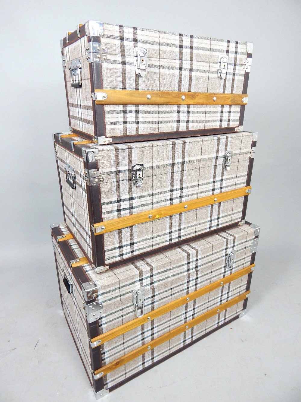 Set of three wood bound tartan cloth contemporary steamer trunks, 60, 70 and 80cm wide.