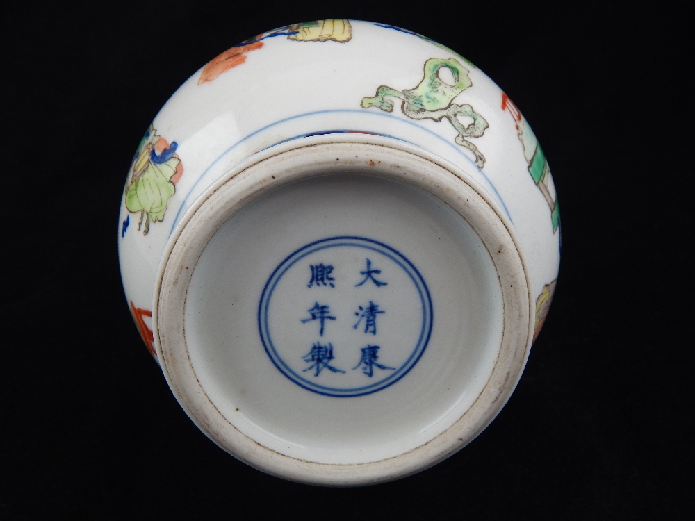 Chinese famille verte tulip vase, decorated with a continuous scene of oriental merchants, - Image 5 of 5