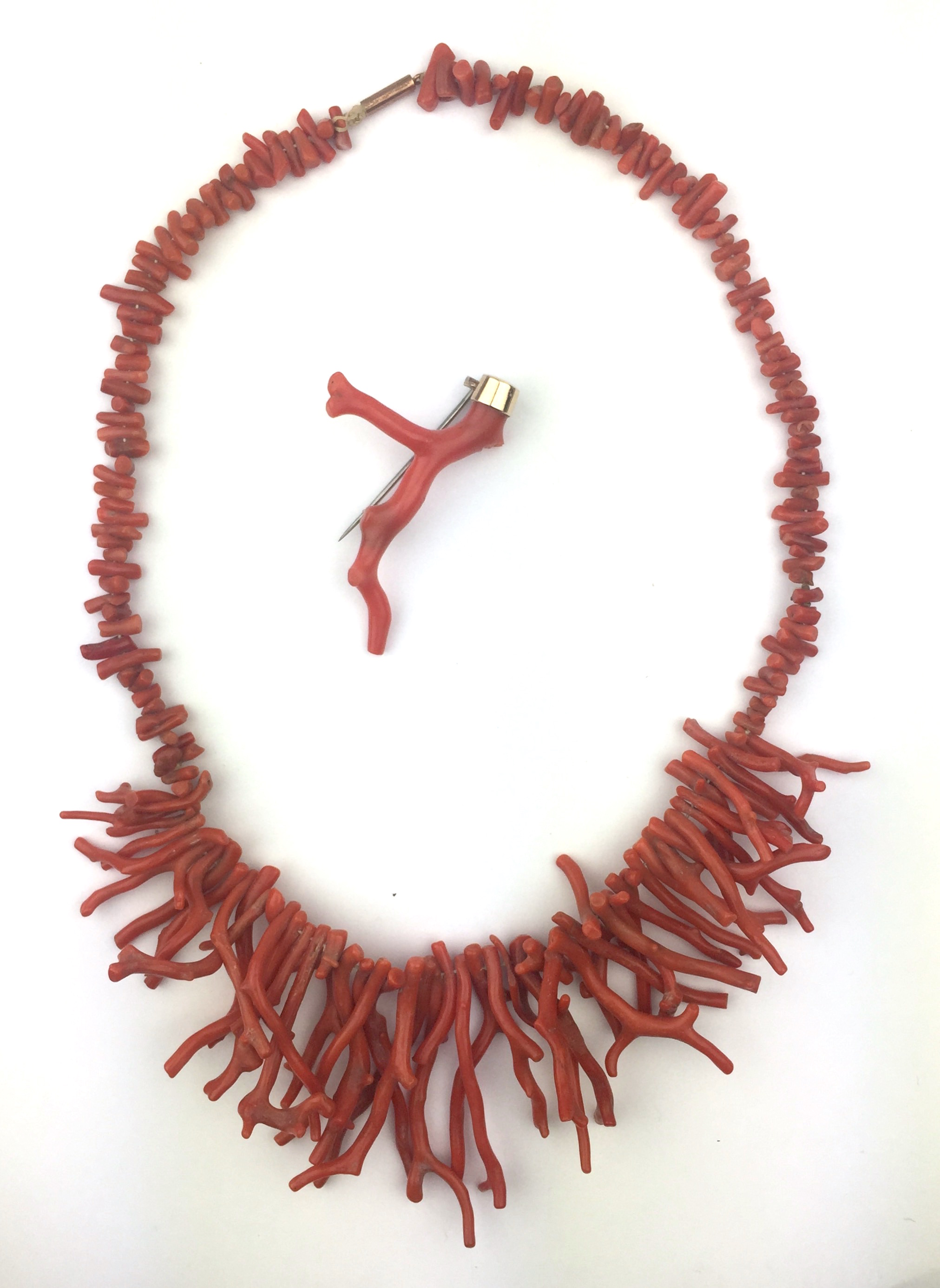 A naturalistic coral necklace comprising a single strand of coral pieces of various natural forms,