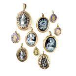 A collection of antique Victorian / Edwardian mourning lockets in yellow gold,