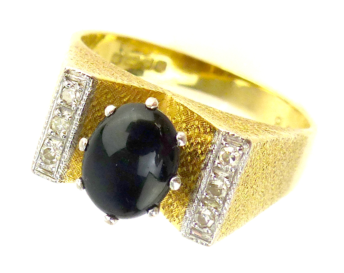 A gentleman's diamond and garnet ring in 18ct yellow gold,