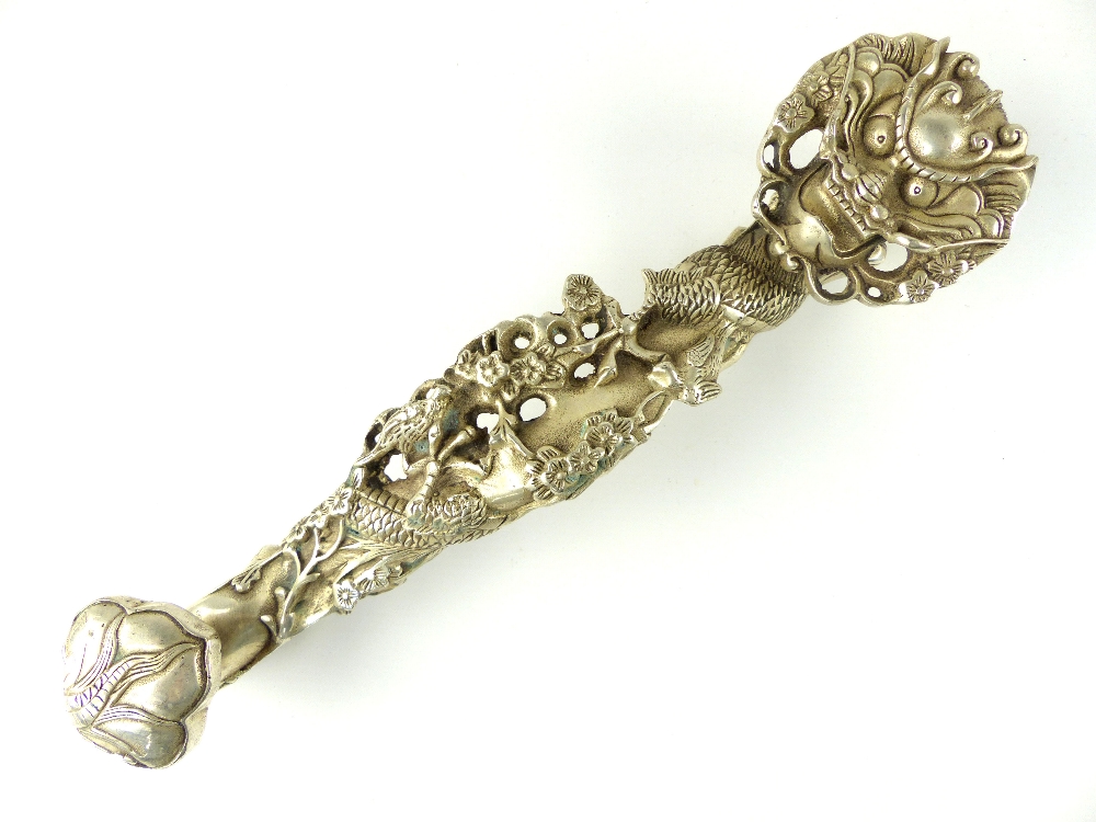 Chinese white metal ruyi sceptre cast as a dragon, 28cm - Image 3 of 4
