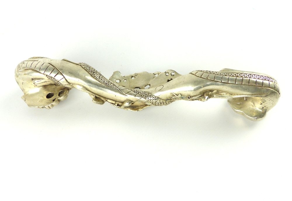 Chinese white metal ruyi sceptre cast as a dragon, 28cm - Image 4 of 4