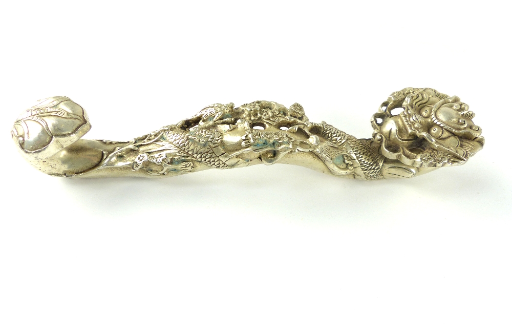 Chinese white metal ruyi sceptre cast as a dragon, 28cm - Image 2 of 4