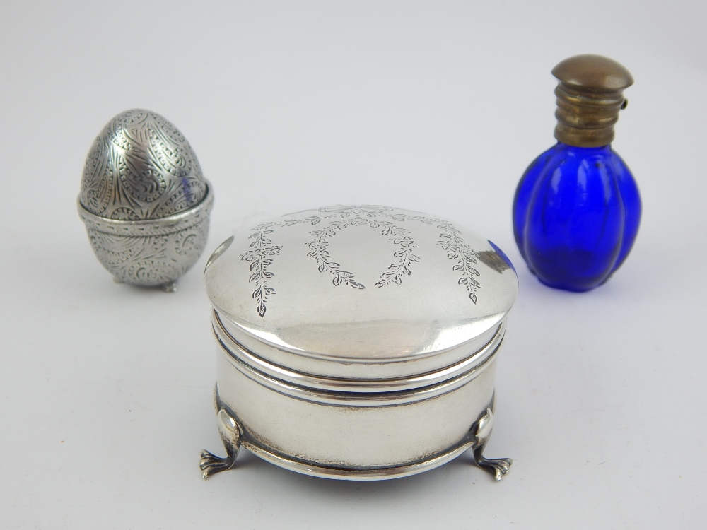 George V circular engraved silver trinket box,