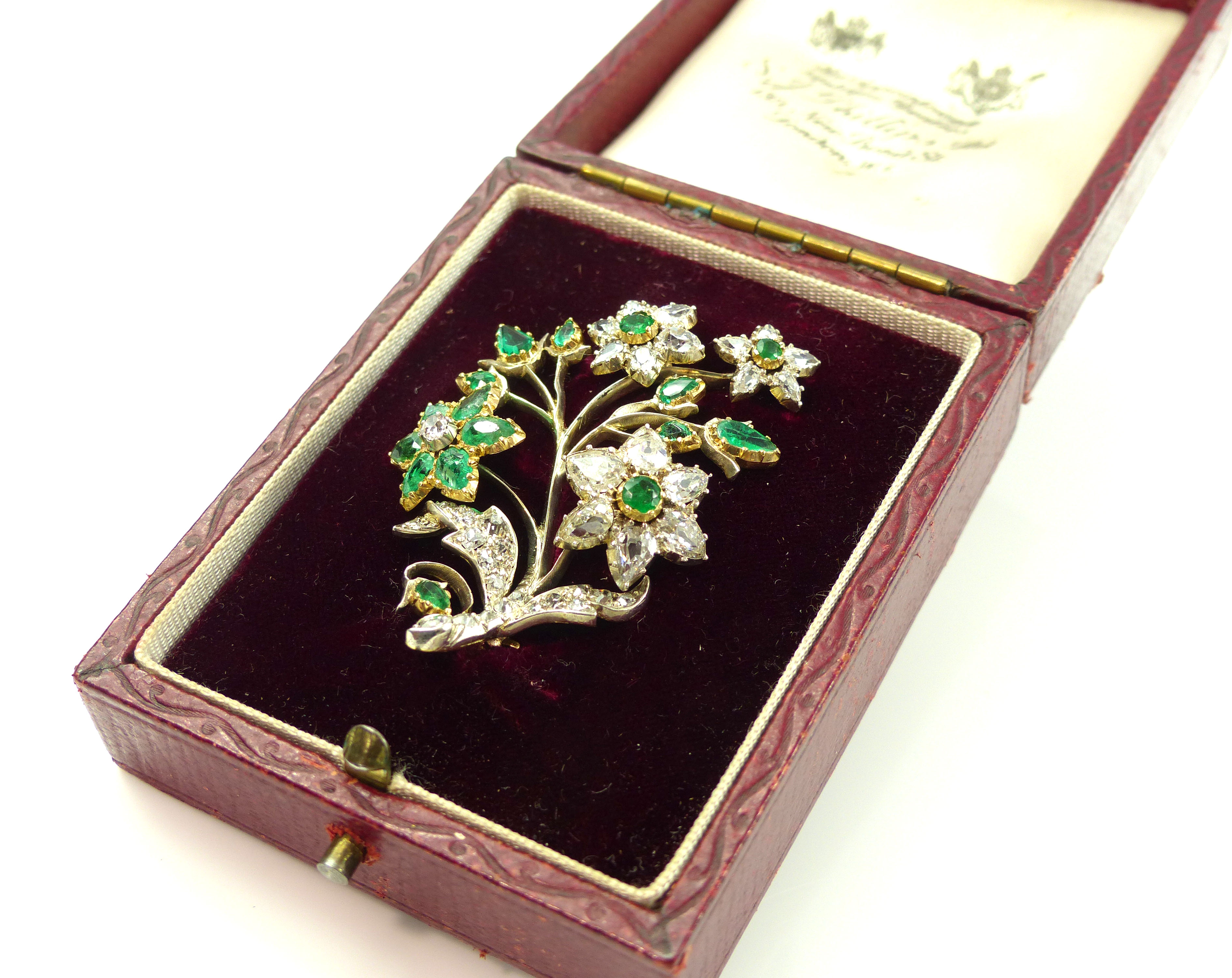 An antique diamond and emerald brooch in high carat yellow gold, - Image 2 of 10