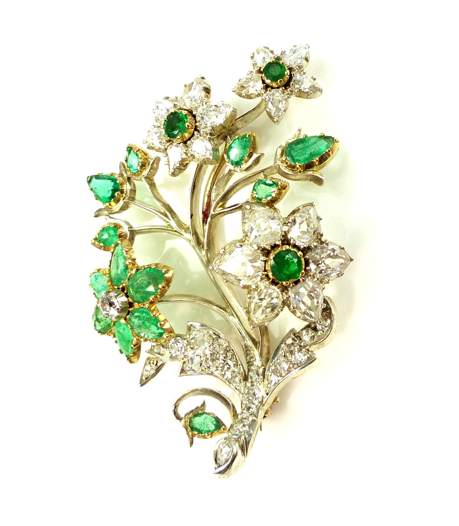 An antique diamond and emerald brooch in high carat yellow gold, - Image 6 of 10