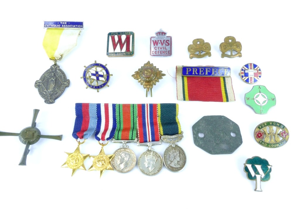 Row of miniature WWII military Medals and ribbons including Territorial, a dog tag, Catholic - Image 3 of 4