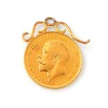 22ct gold half sovereign with chain mount, dated 1914, 4.