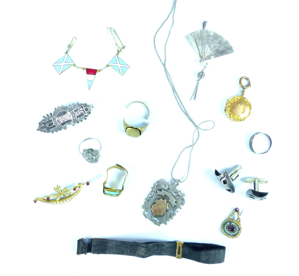 Assorted gold and other jewellery including 9ct gold circular locket, 9ct gold sleeve garter, 9ct - Image 3 of 4