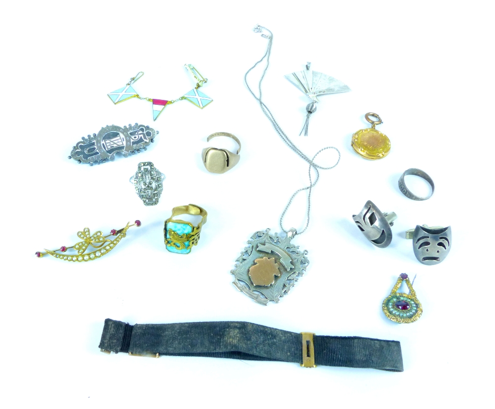 Assorted gold and other jewellery including 9ct gold circular locket, 9ct gold sleeve garter, 9ct