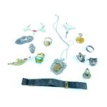 Assorted gold and other jewellery including 9ct gold circular locket, 9ct gold sleeve garter, 9ct