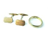 Pair of 9ct gold cufflinks and a 9ct gold wedding ring, combined weight 11.2g (2)