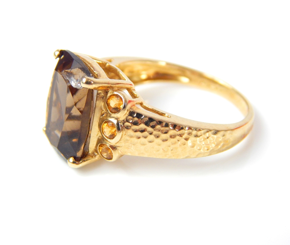 A 9ct yellow gold Topaz and Citrine Ring - Image 2 of 4