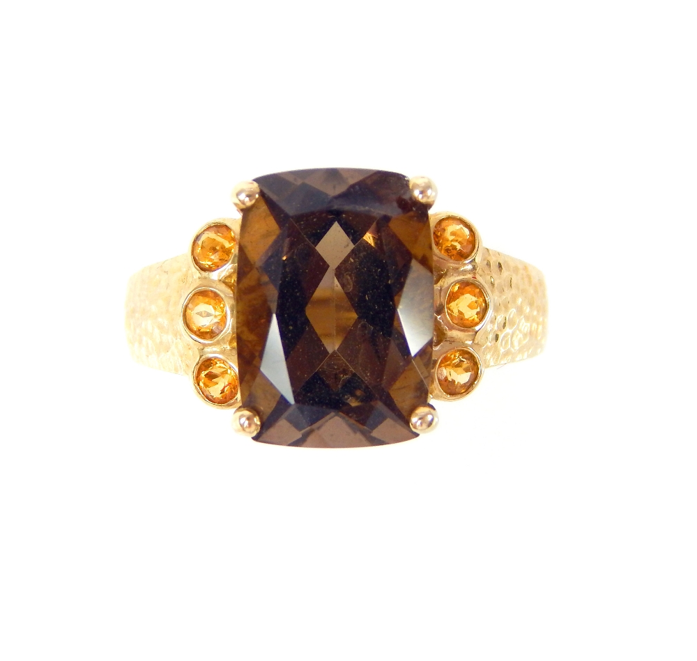 A 9ct yellow gold Topaz and Citrine Ring - Image 3 of 4