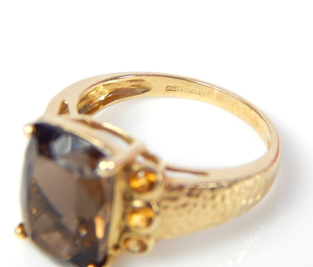 A 9ct yellow gold Topaz and Citrine Ring - Image 4 of 4