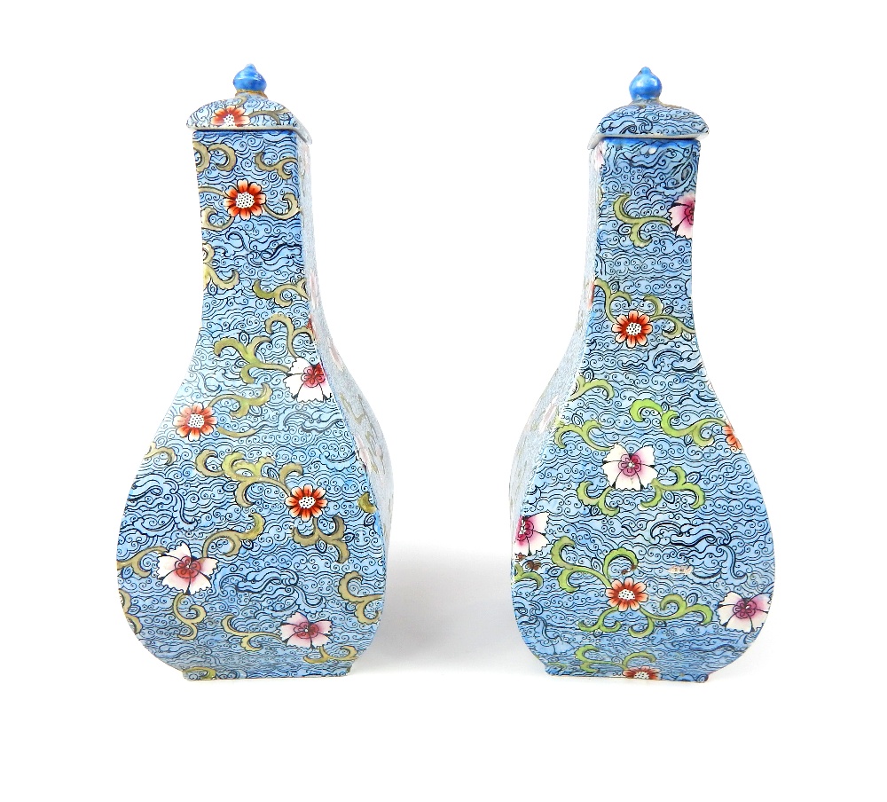 Pair of Mason's Chinese design squared & lidded vases, c.1920, 24cm h - Image 2 of 4