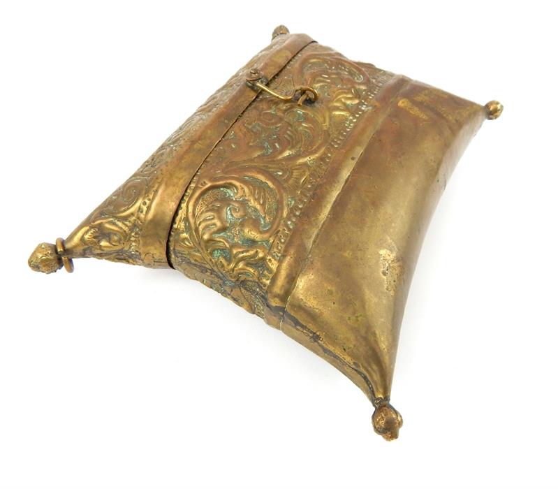 An early 20th century Middle Eastern brass purse - Image 5 of 12