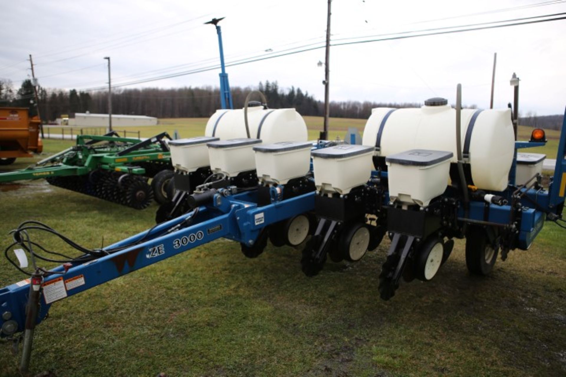 KINZE 3000 6 ROW PANTER W/ INTERPLANT, LIQUID FERT, SOY BEAN METERS - Image 4 of 4