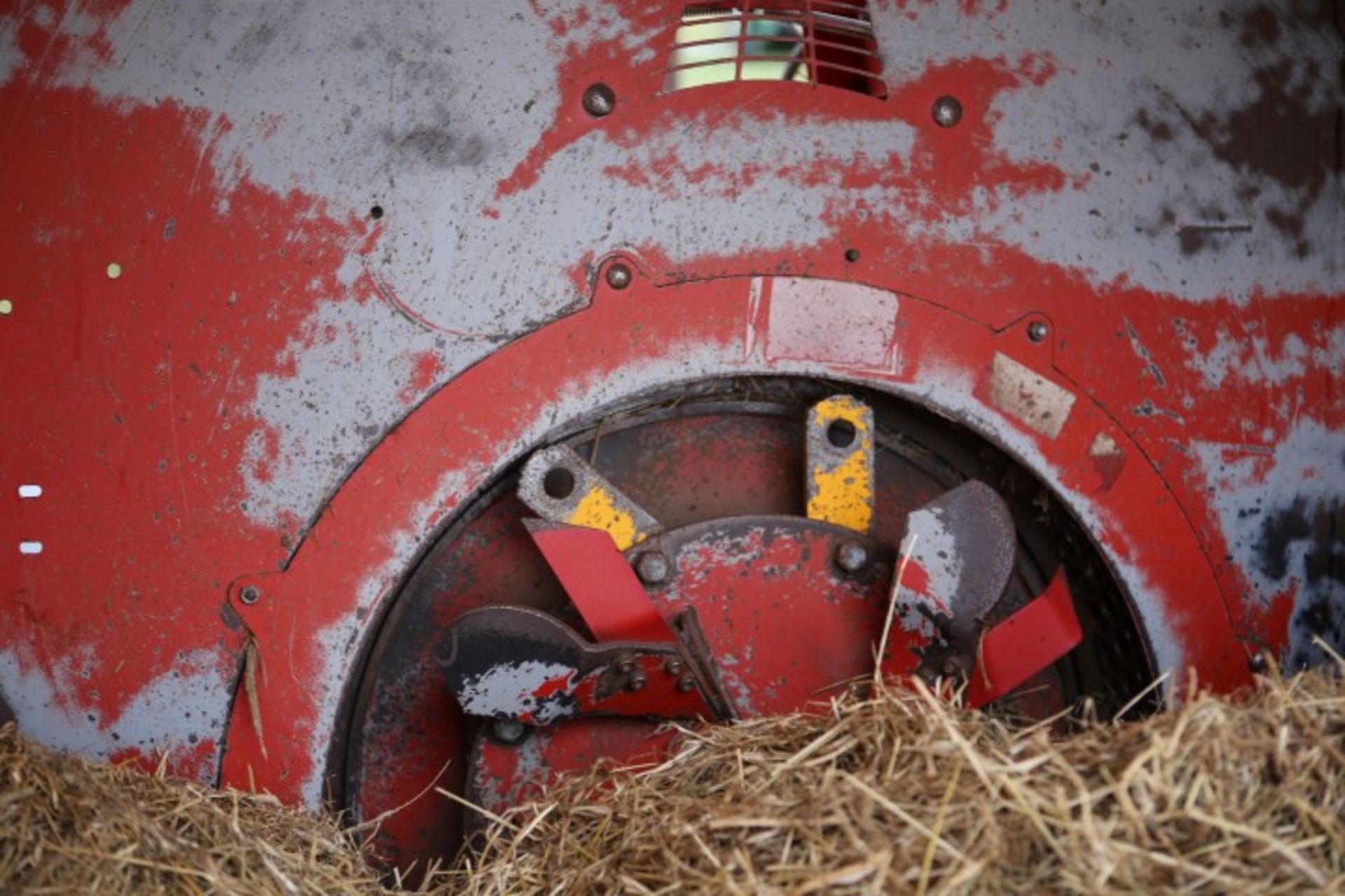 TOMAHAWK M505 ROUND BALE SHREDDER - Image 3 of 3