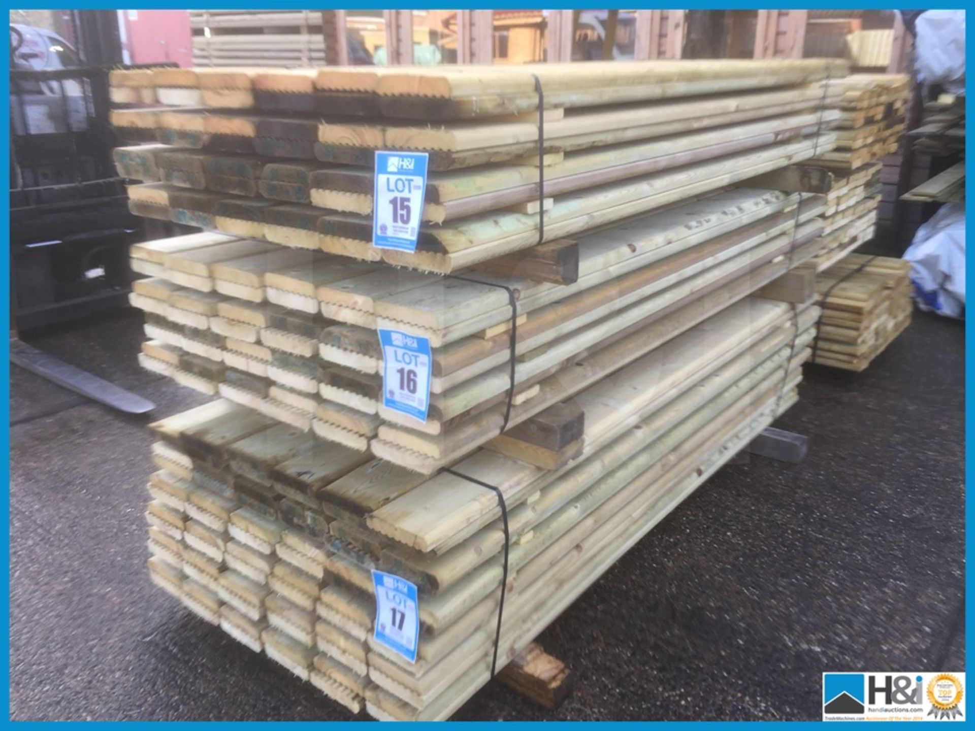 Approx 48 no. DECKING BOARDS. Size: 32x150. Length: 2072mm Appraisal: Viewing Essential Serial No: - Bild 2 aus 2