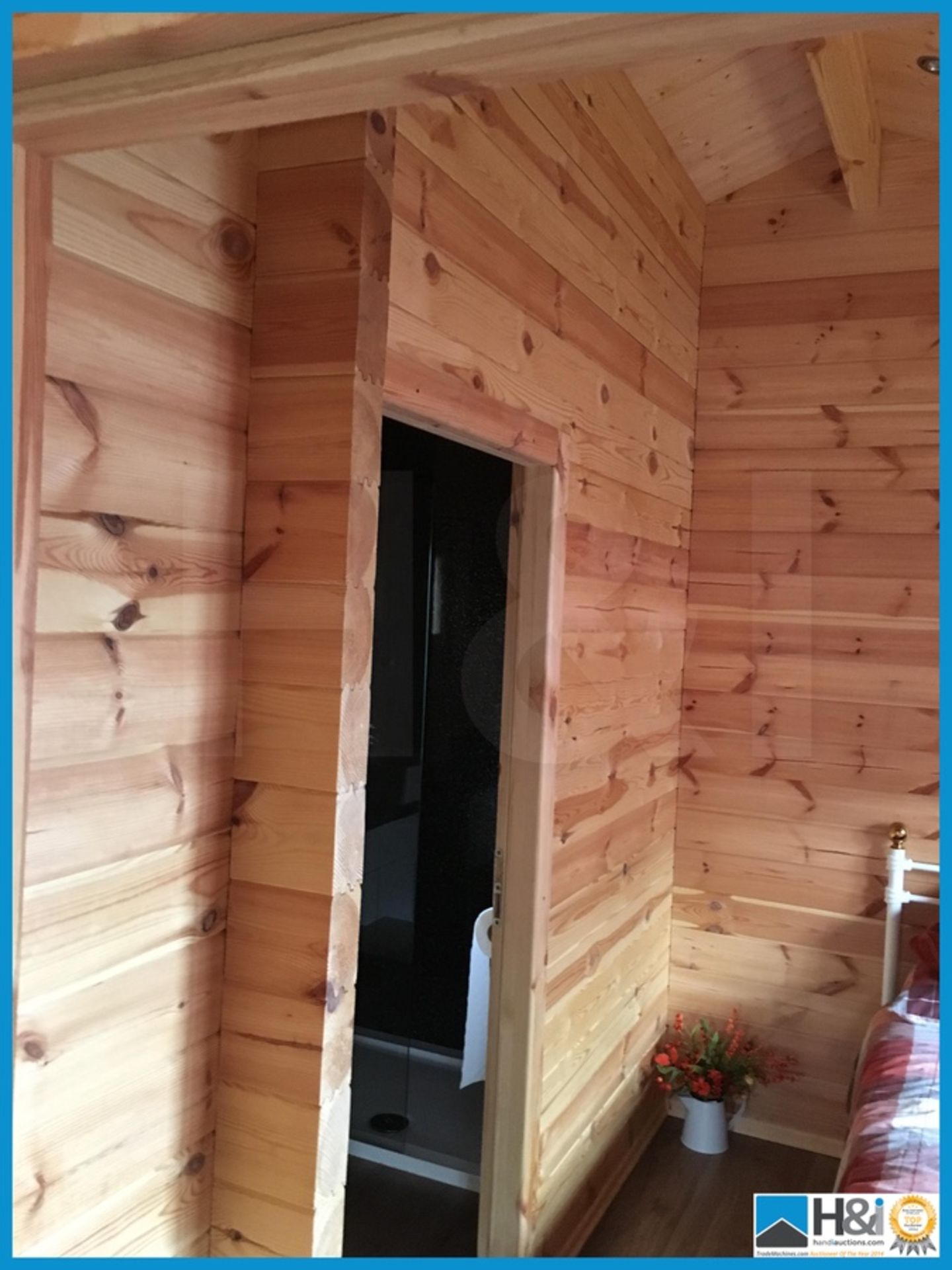 Monaco One single bedroom log cabin with en suite bathroom. 4m x 7.5m. Constructed from 70mm logs, - Bild 15 aus 30