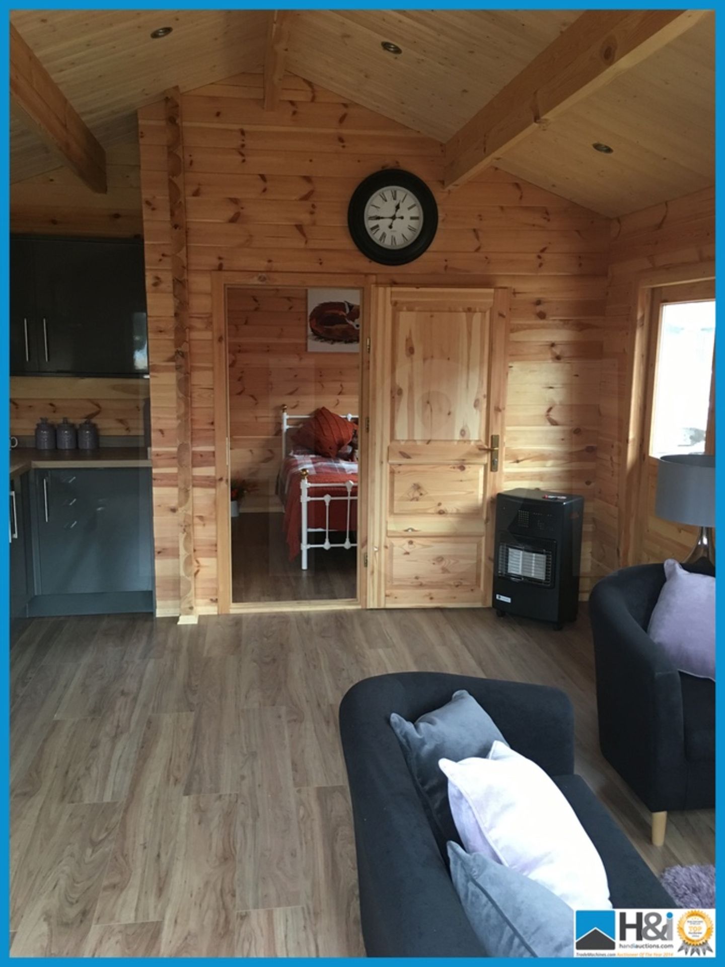 Monaco One single bedroom log cabin with en suite bathroom. 4m x 7.5m. Constructed from 70mm logs, - Bild 12 aus 30