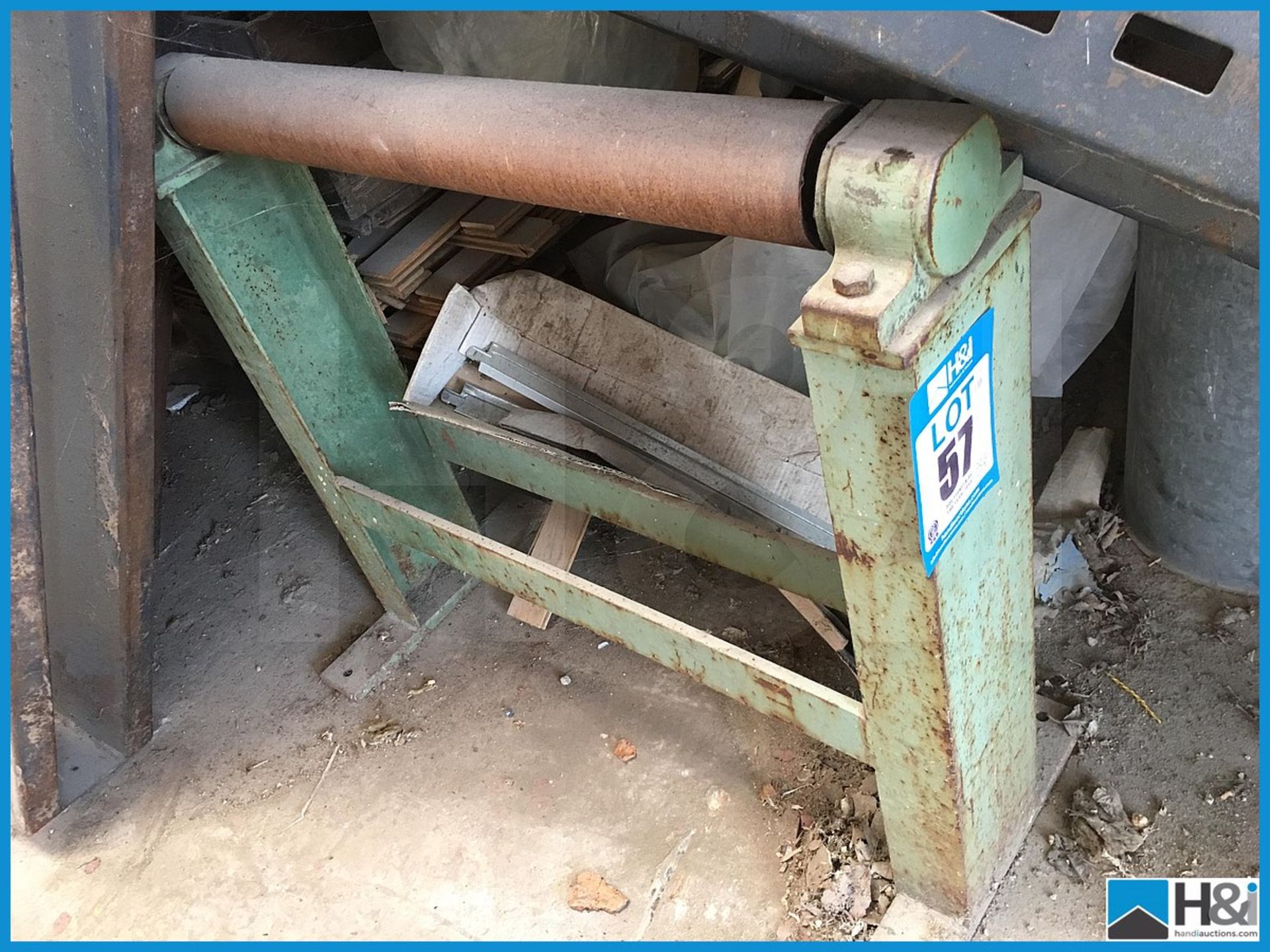 Woodworking heavy duty roller stand 30in Appraisal: Viewing Essential Serial No: NA Location: