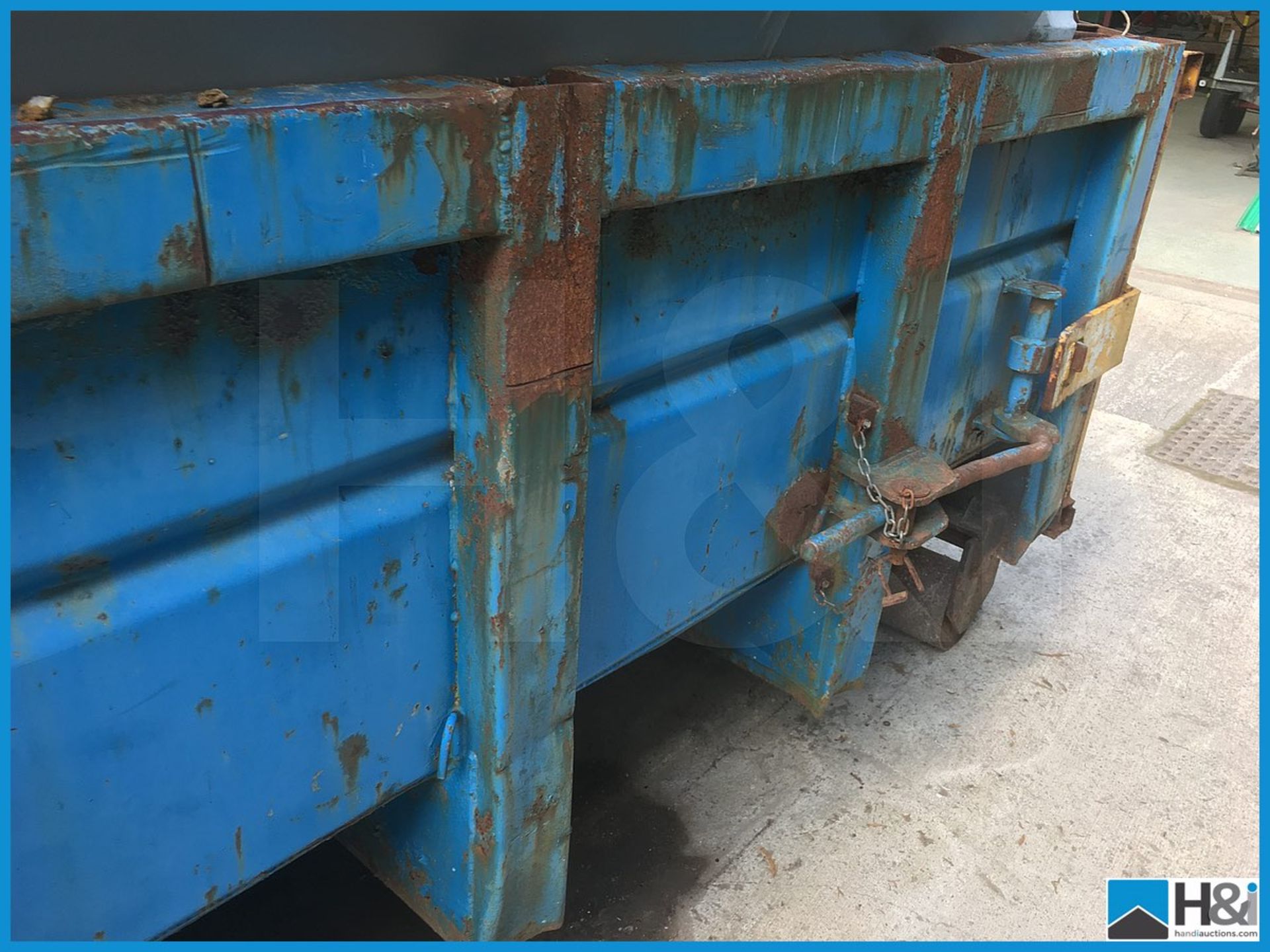 Large, open top lift and drag skip. Excludes any contents. Approx 4.5m in length Appraisal: - Image 3 of 5