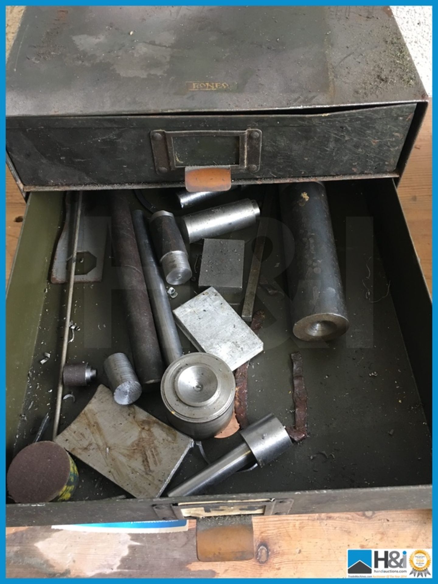 Vintage small metal drawer set and contents, maily appear to be metal lathe blanks etc, this item - Image 3 of 5