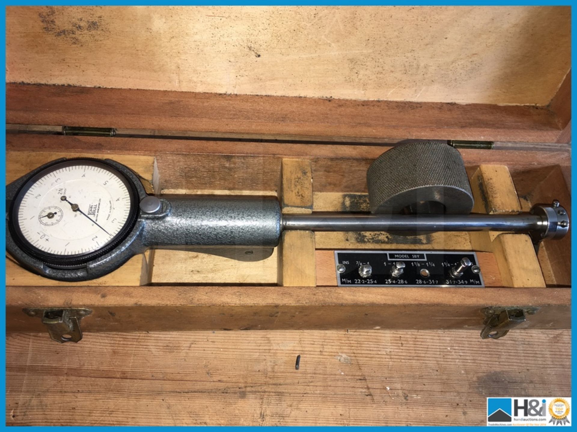 John bull bore micrometer in wooden case. this lot can be shipped for £10.00 plus vat Appraisal: - Bild 2 aus 2