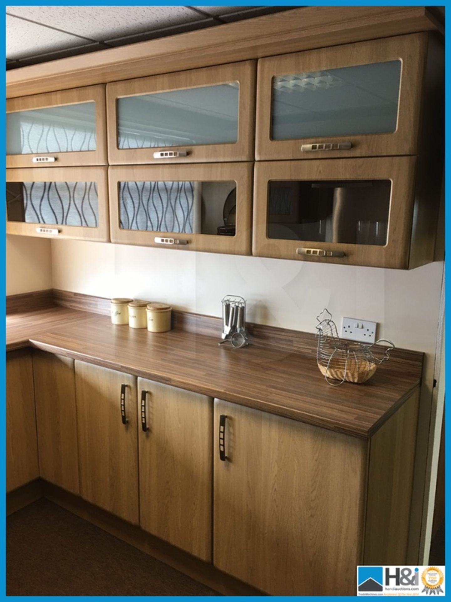 Stunning contemporary design display kitchen finished in Oak with matching worktop. Come with - Image 4 of 16