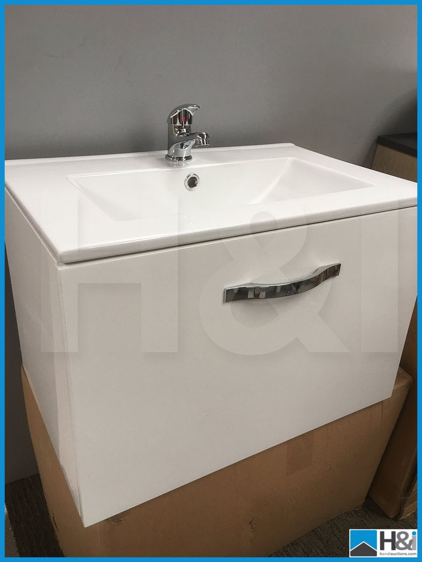 Stunning 600x400 wall hung vanity unit with ceramic basin and designer polished chrome mono mixer. - Image 3 of 3