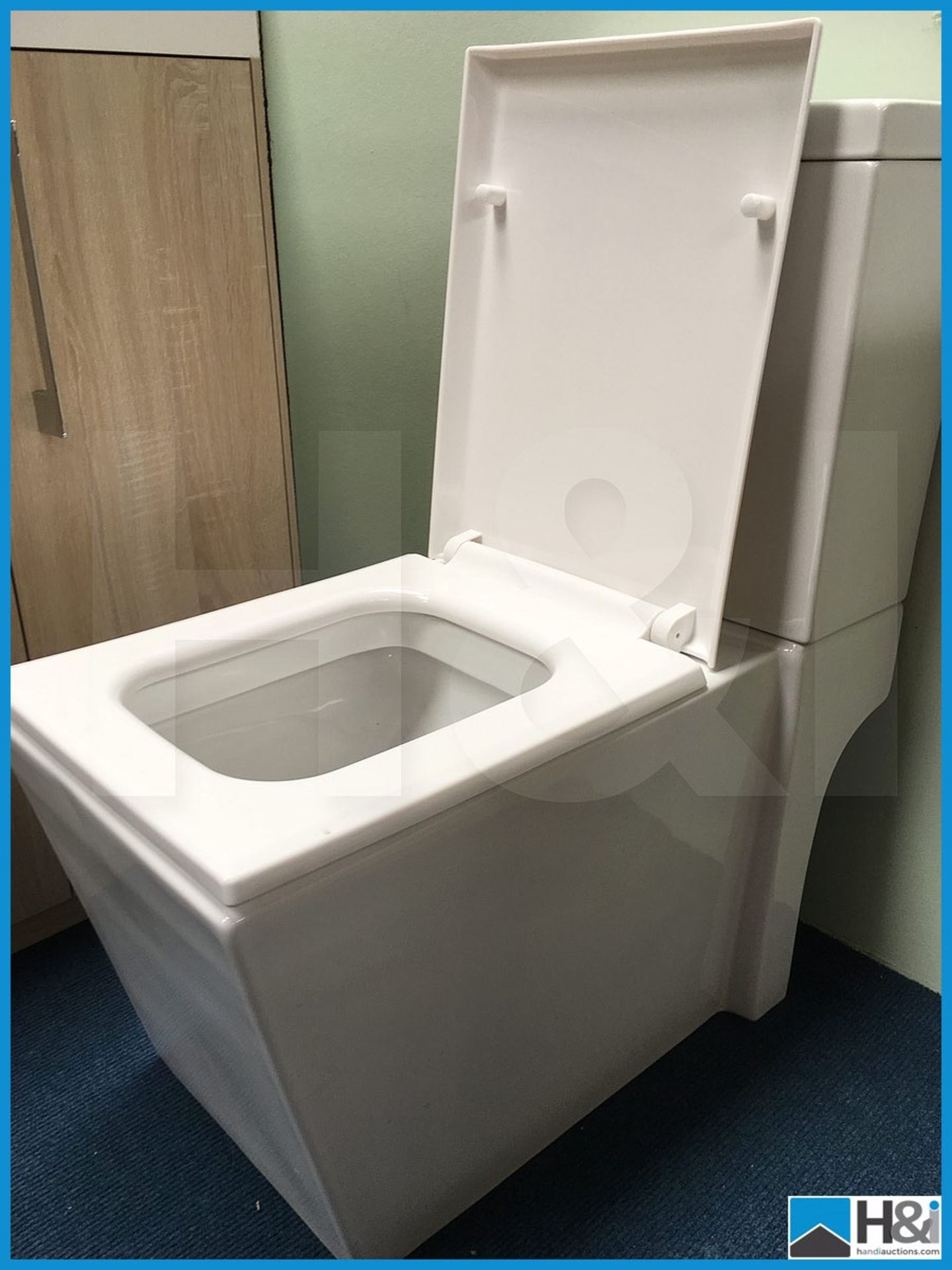Stunning contemporary Milan square style close couple WC with top flush and soft close seat. New and - Image 5 of 5